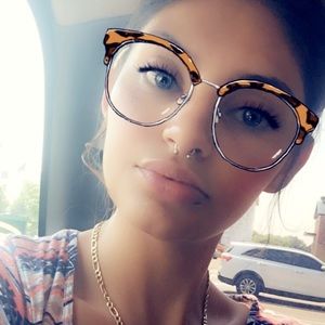 Meet your Posher, Selena